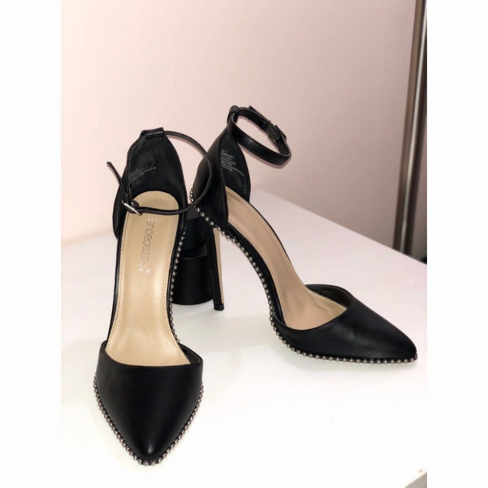 Shoe Dazzle Mireya black Studded Pump ▪️▫️▪️